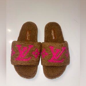 Louis Vuitton slippers